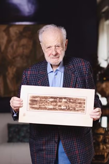 Il Prof. Baima Bollone con una riproduzione della Sindone